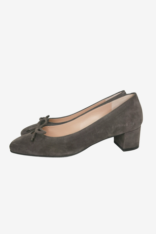 Stuart Weitzman Grey Suede Pump Sz 7 - Designer shoes at The Find Luxury Resale - Vancouver, Canada