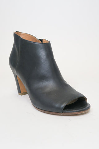 Maison Martin Margiela Leather Pumps sz 36.5 - Designer Pumps at The Find Luxury Resale - Vancouver, Canada